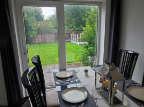 Serendipity - 4 bedrooms - Big Garden - Near Manchester Airport, Whythenshawe Hospital and Roundthorn Business Park